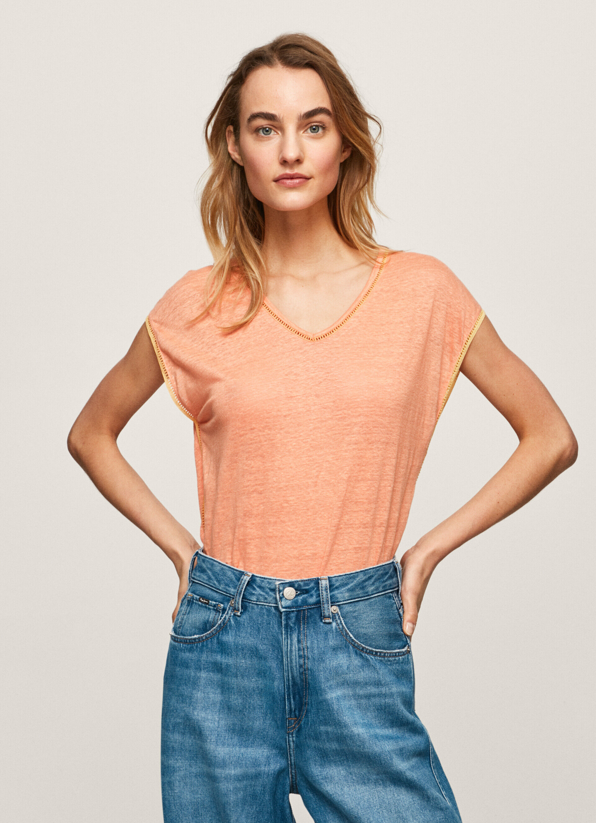 Camiseta de linho com decote em V - laranja pêssego