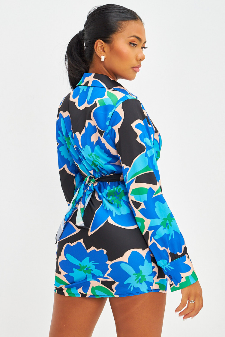 Robe courte satinée à grosses fleurs bleues