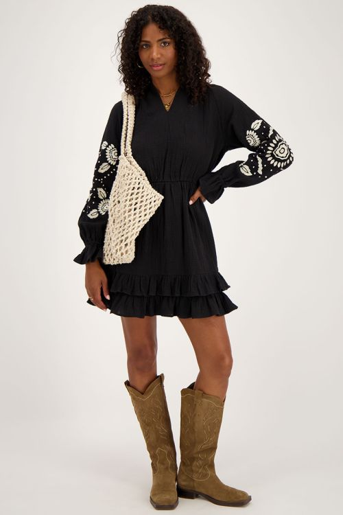 Zwarte mousseline jurk met witte embroidery