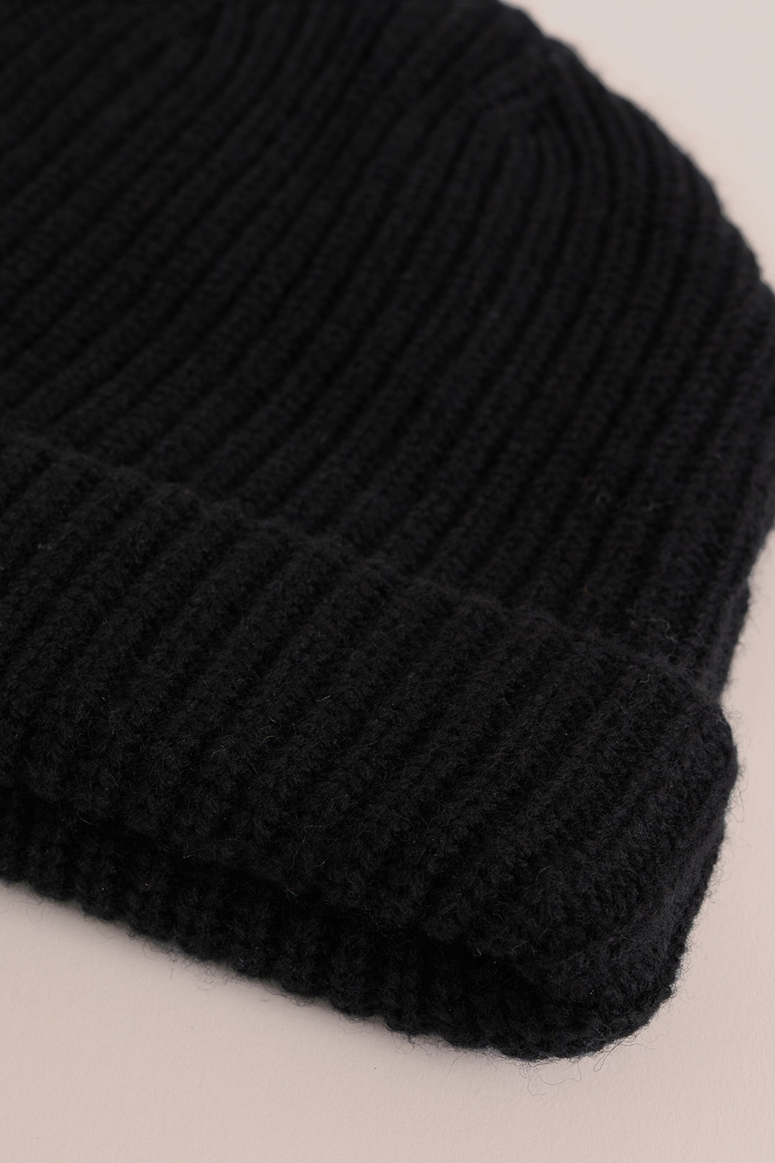 beanie van wolmix WE Studio Zwart