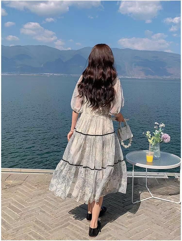 Lucuna - Chiffon midi-A-lijnjurk met korte mouwen en vierkante hals