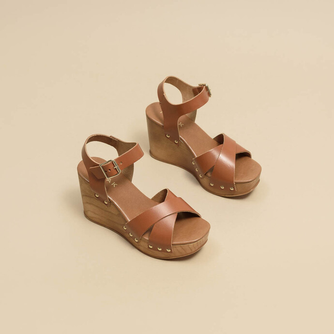 Sandales à semelles compensées et brides croisées  en cuir cognac