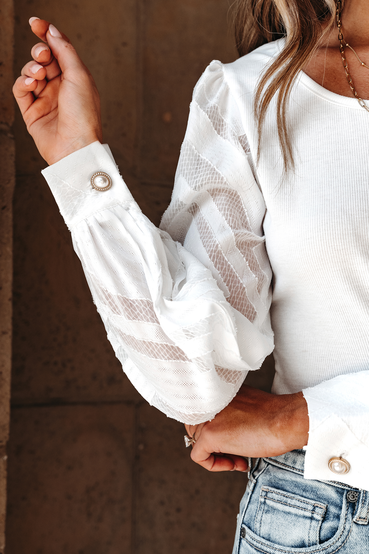 Haut avec manches bouffantes à boutons en mesh contrasté