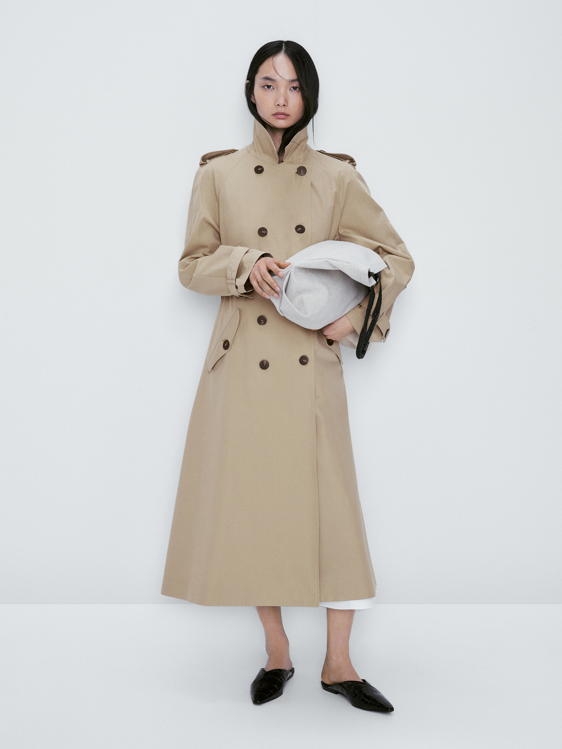 Casaco trench coat Chaqueta com detalhes em hebillas - BEGE