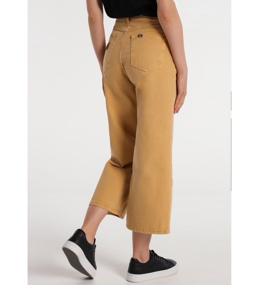 Calça jeans Lois Jeans, corte reto e largo, cor marrom.