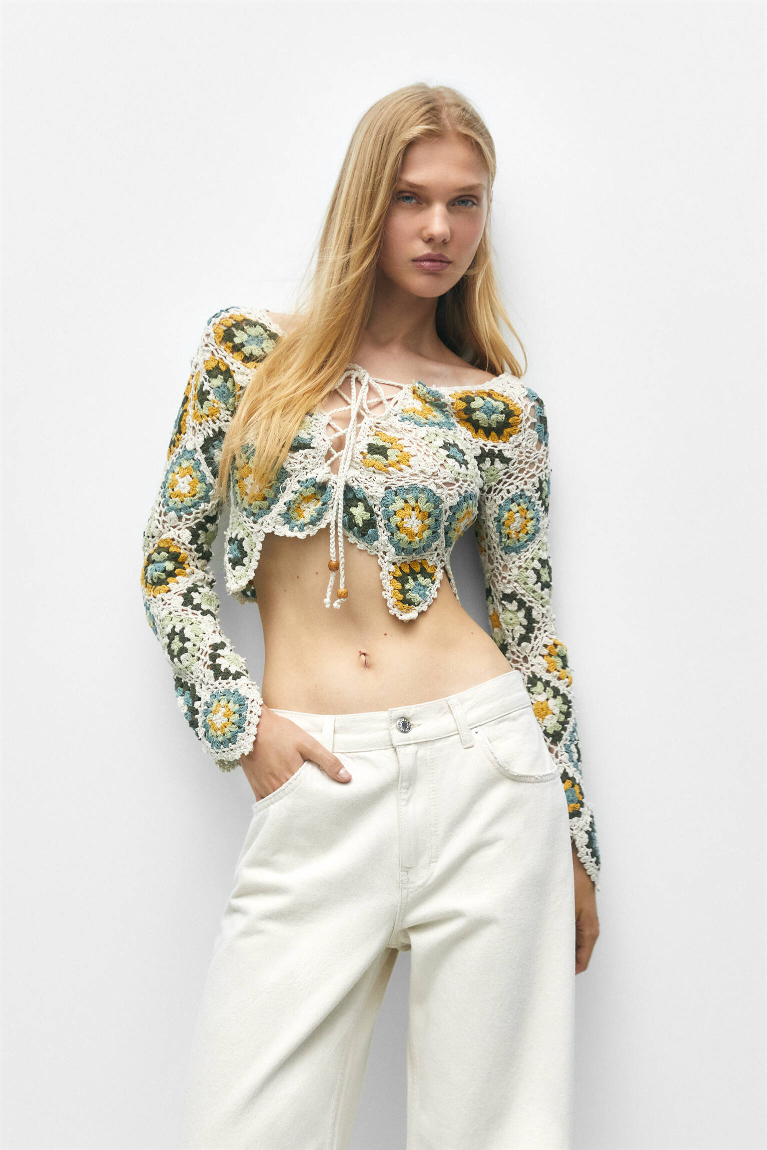 Jaqueta cropped de crochê com patchwork - Cru
