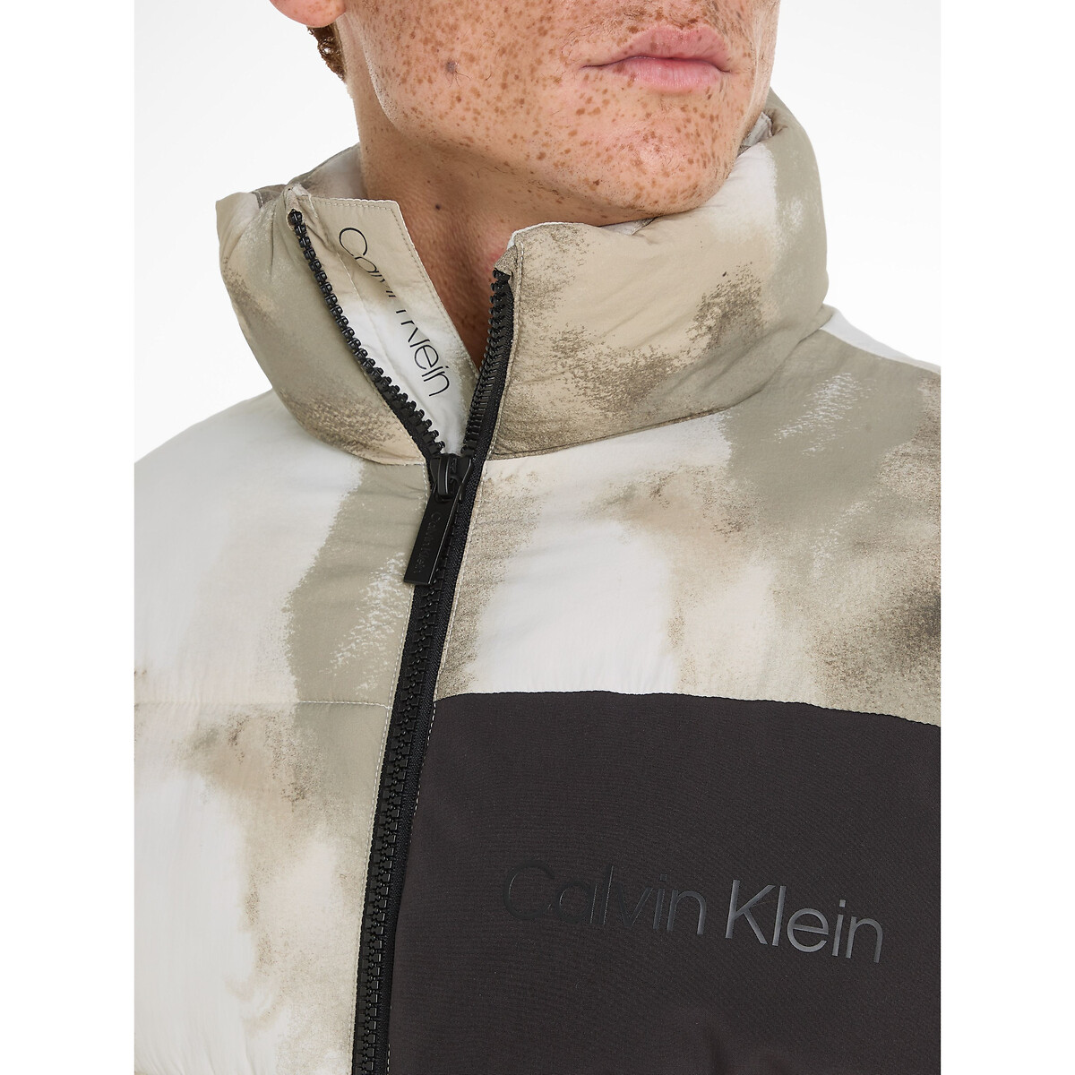 CALVIN KLEIN<br>Jaqueta de plumas com zíper estampado, nylon amassado