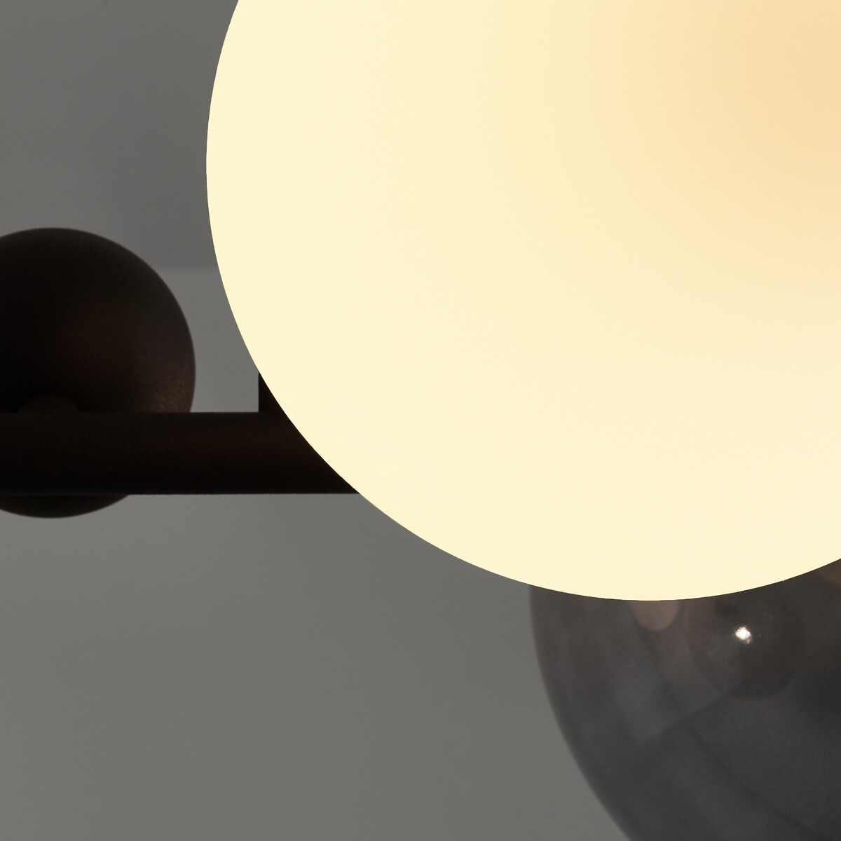 AM.PM<br>Luminária pendente em vidro fumê e metal, Bullesco