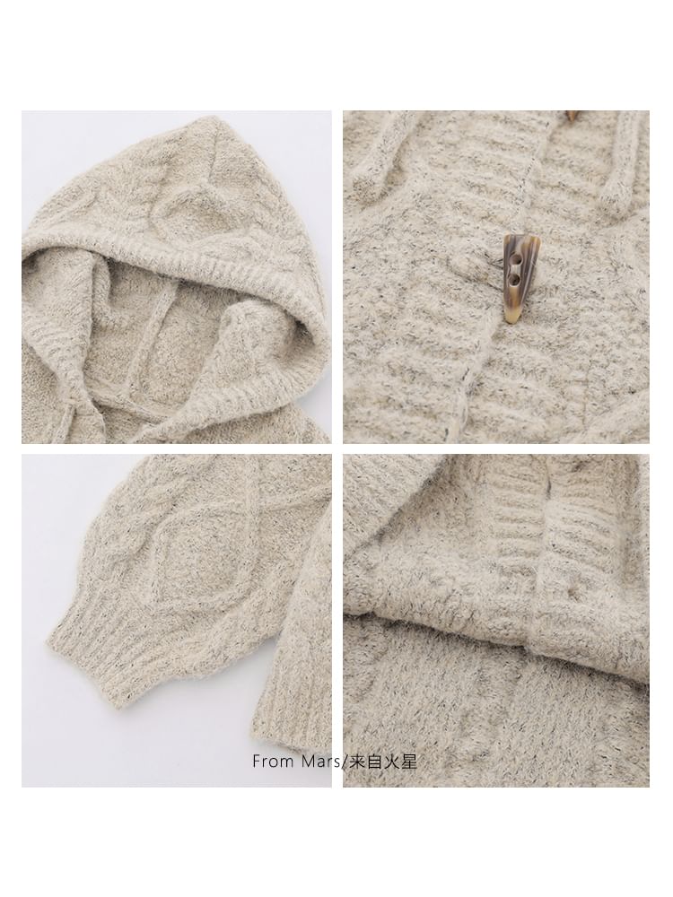 CHIC ERRO - Effen kabelgebreid vest met capuchon en koordsluiting