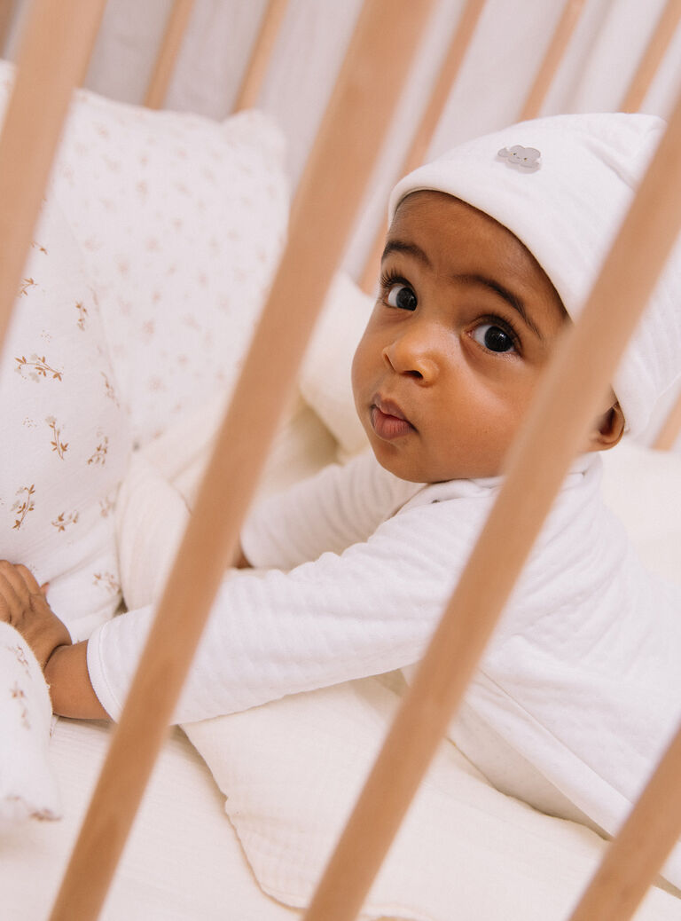 Pyjama et bonnet de naissance blancs à motif nuage et soleil