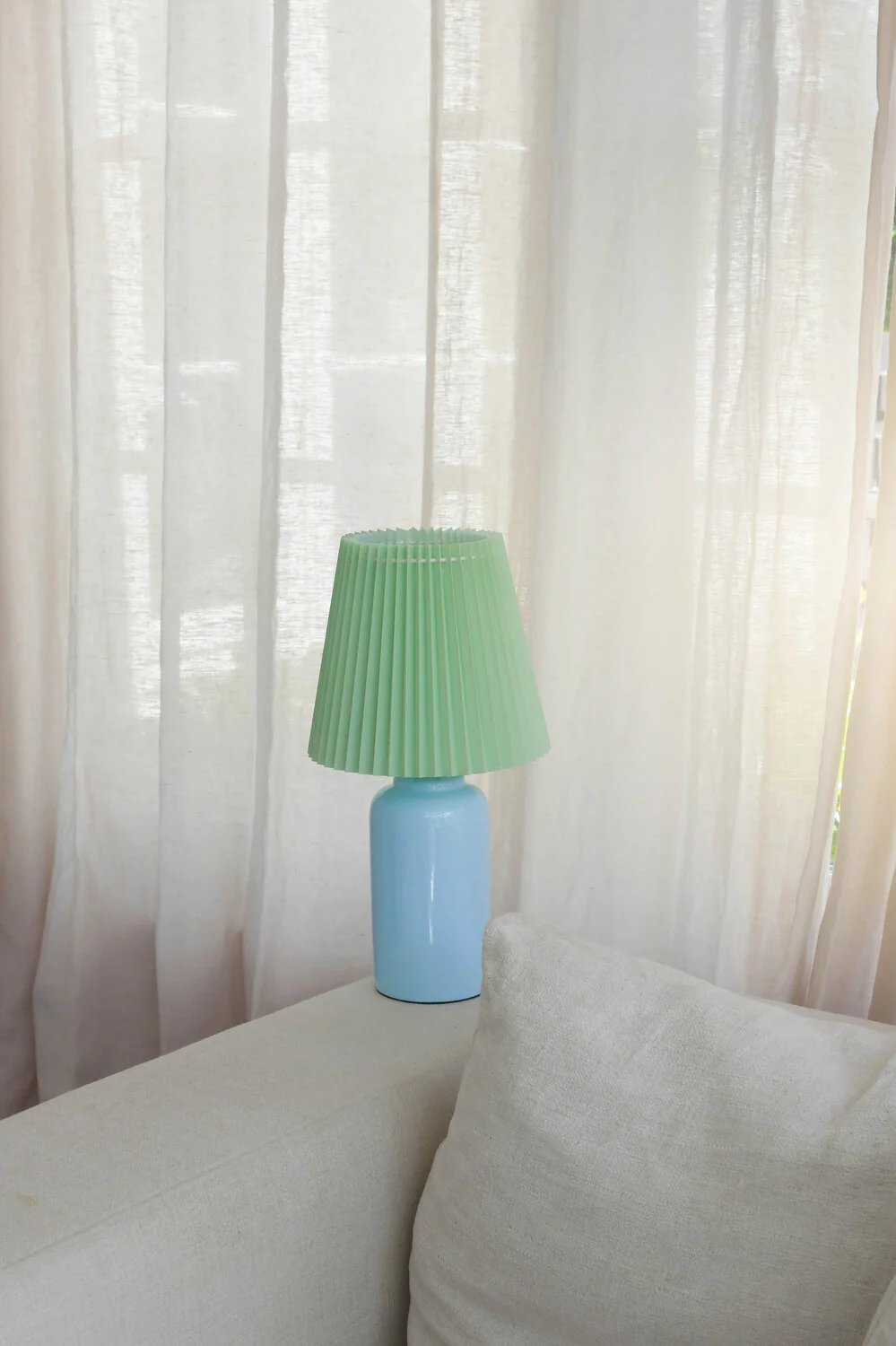 Bahne Interior  Plisseret bordlampe, lysblå/orange - H42 cm.