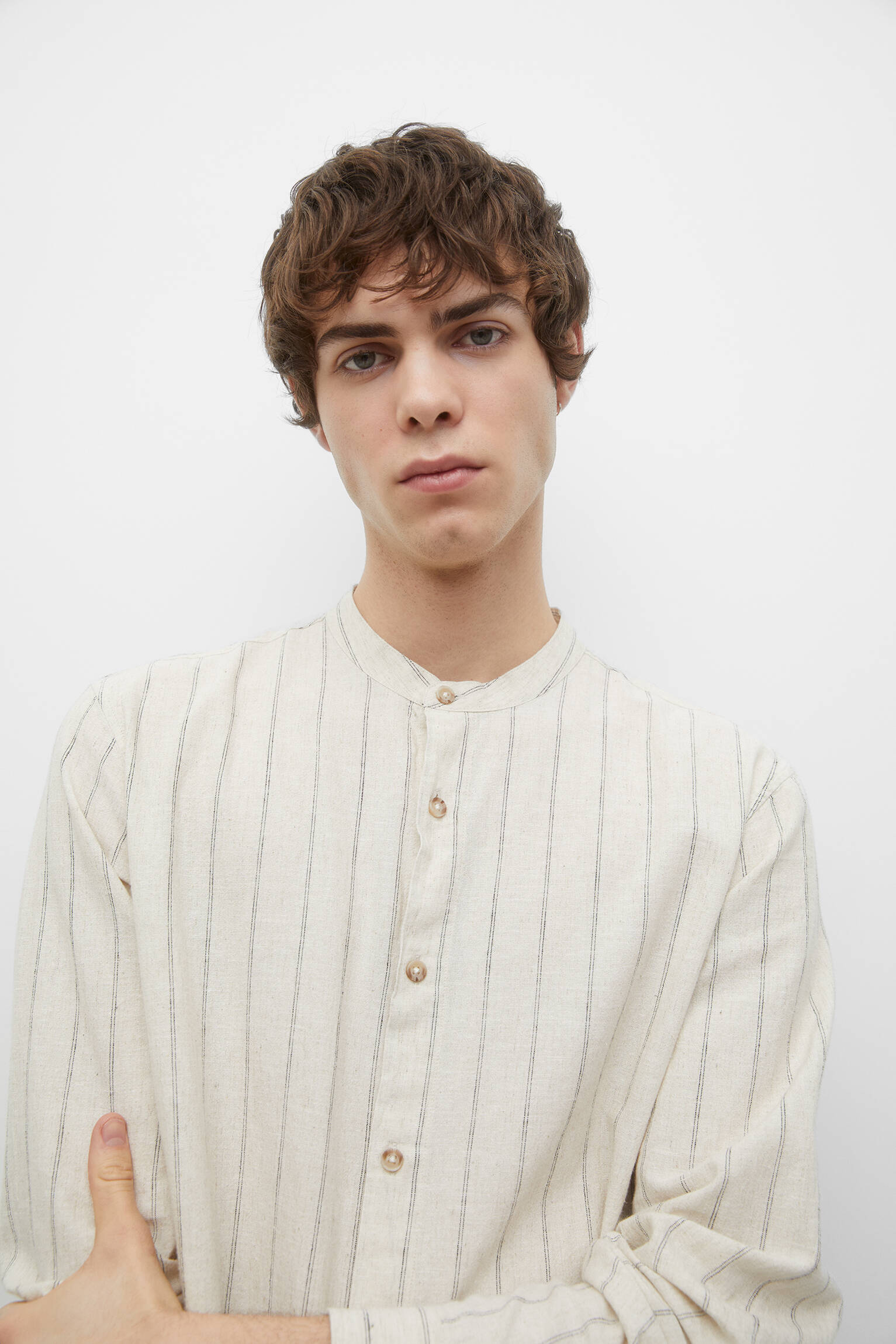 CAMISA LISTRADA COM GOLA OBRIGATÓRIA - CRUA/PRETA