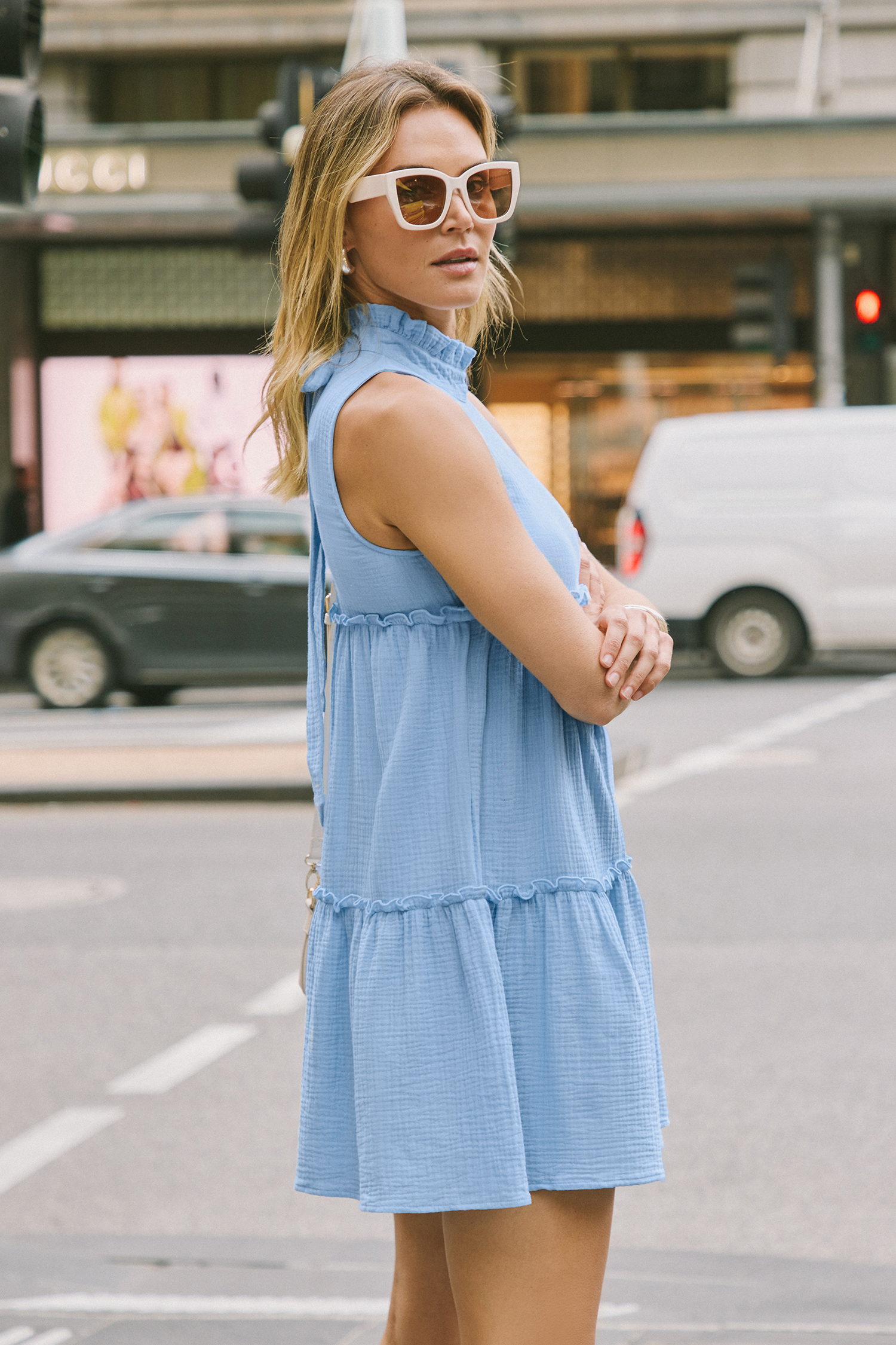 Robe chemise mini en pur coton sans manches à volants bleue