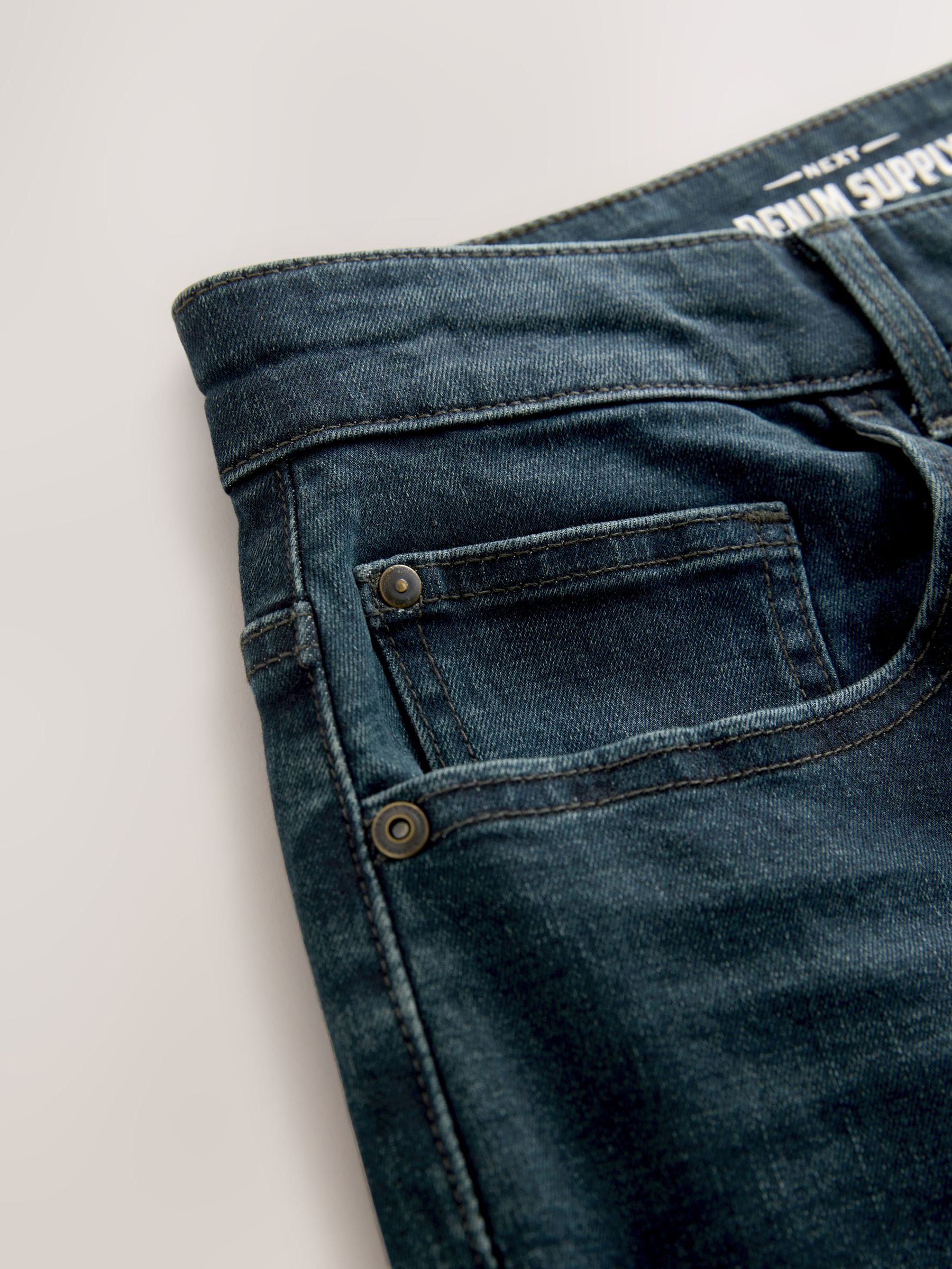 Donkerblauwe wassing - Klassieke stretchjeans met standaard taps toelopende pasvorm