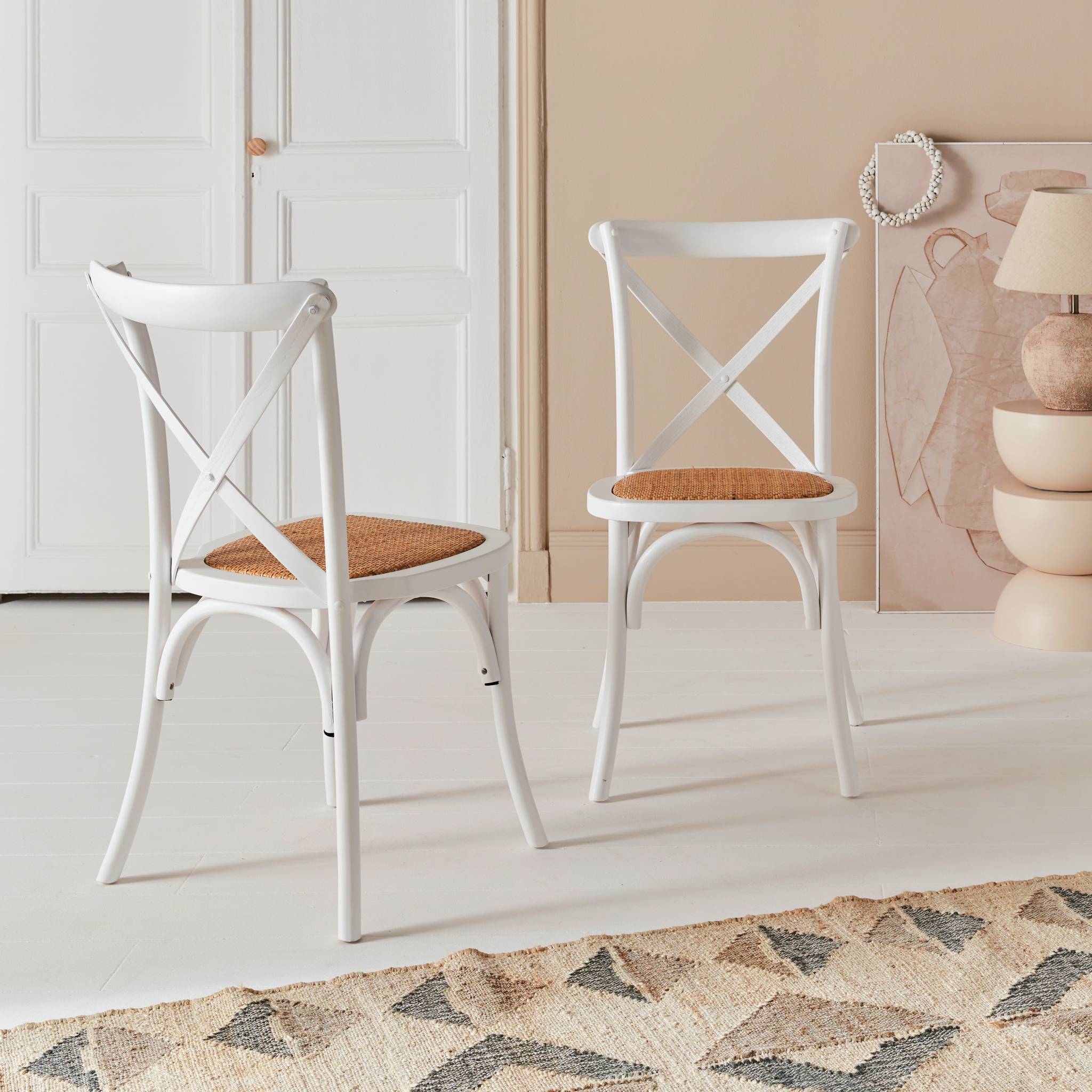 Lot de 2 chaises de bistrot en bois d'hévéa blanc. Vintage. Assise en rotin. Empilables