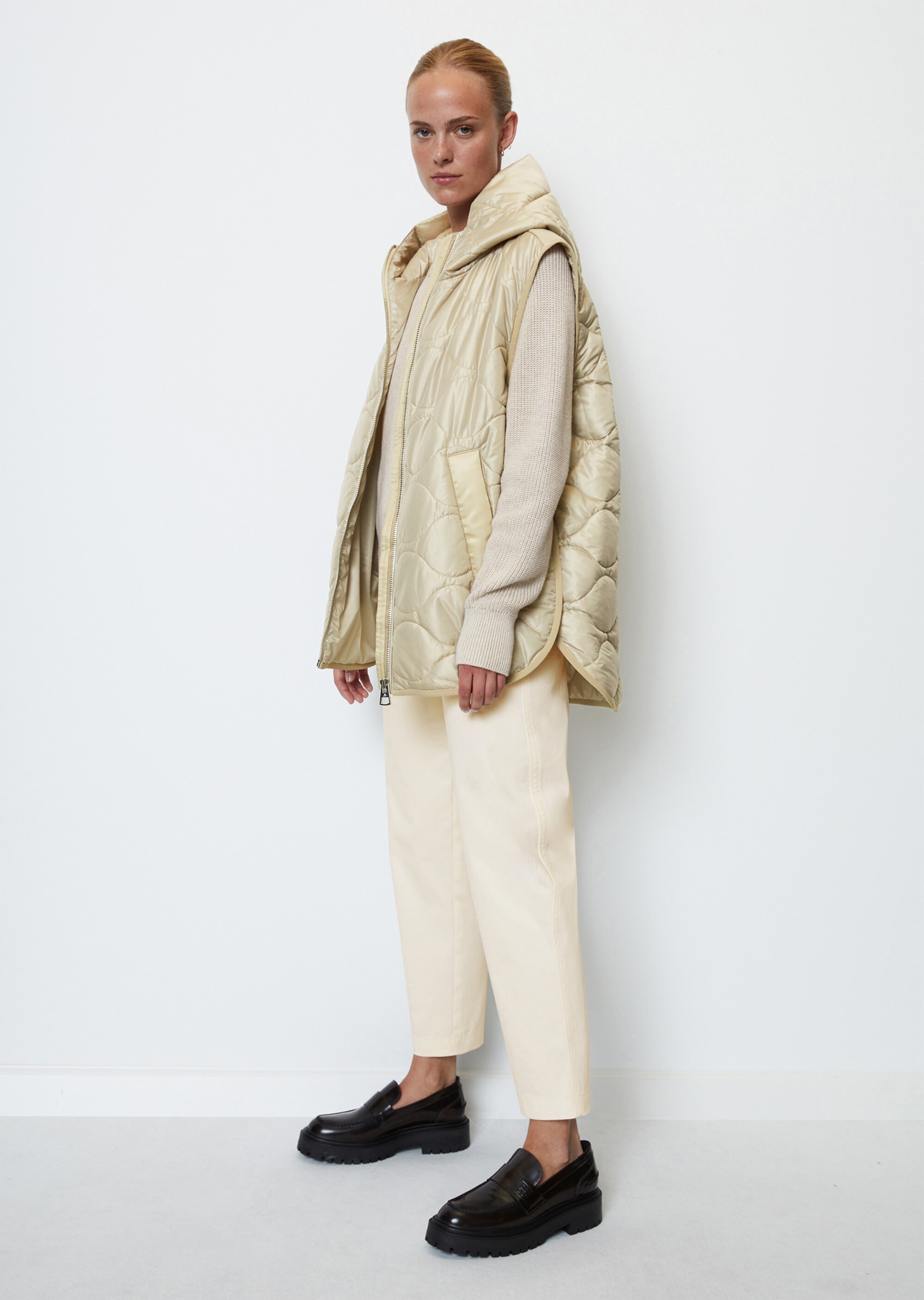 Steppweste im Cape-Stil relaxedaus recyceltem Polyester