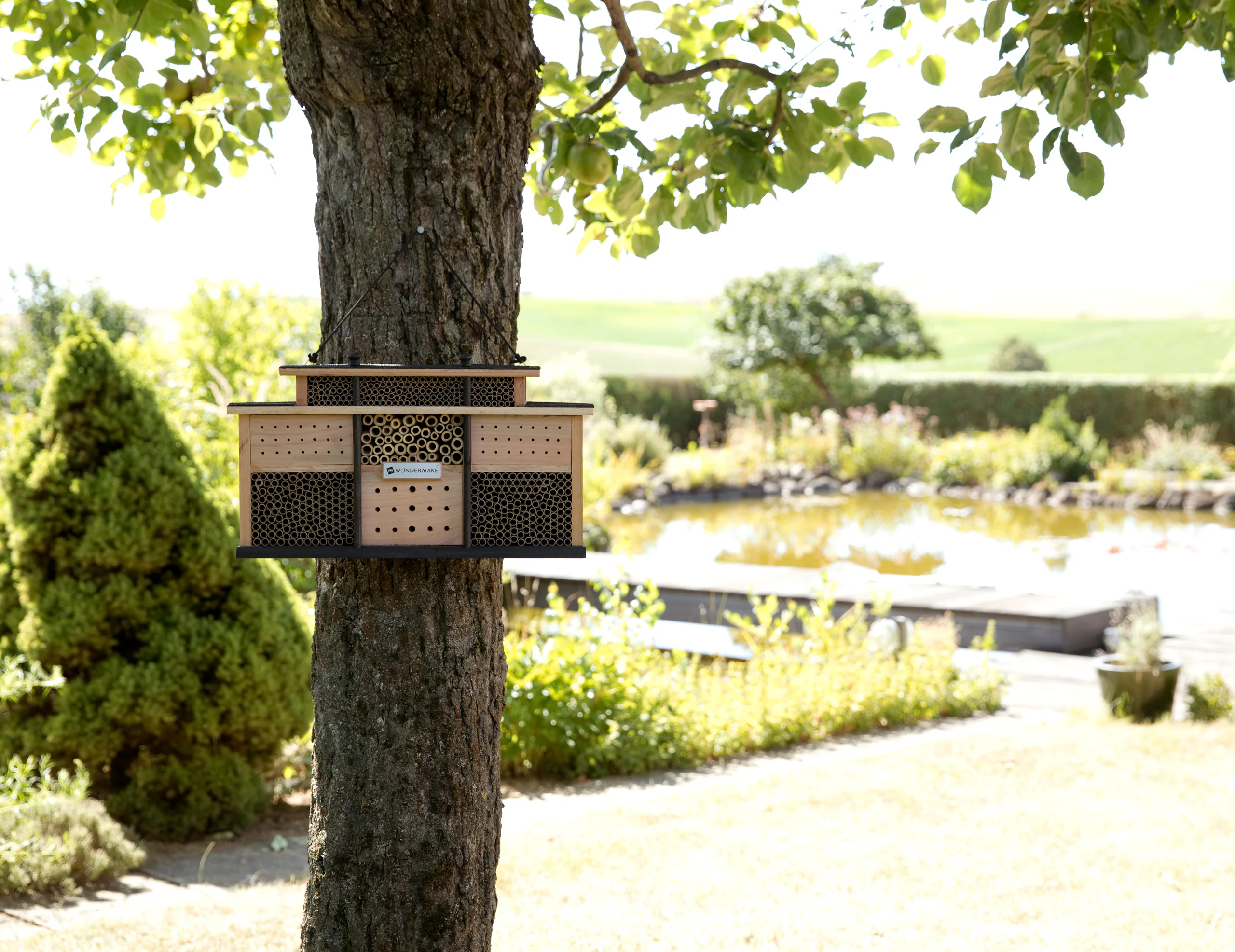 WONDERMAKE® Design Insektenhotel aus Eukalyptus-Holz mit 7 Zimmern und Terrasse, Bienenhotel groß hängend Nisthilfe für Wildbienen, 48 x 10,5 x 27 cm, braun schwarz