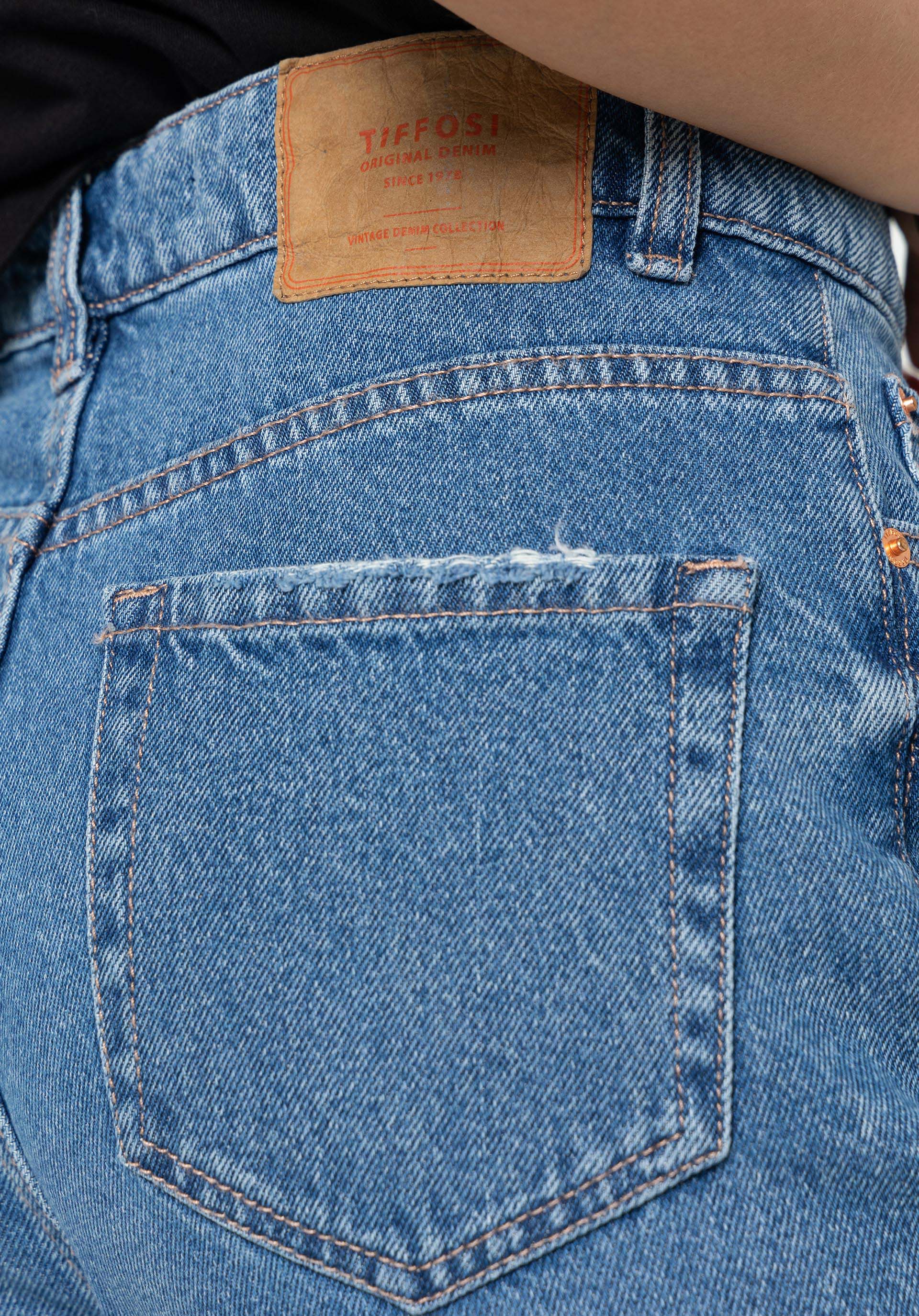 Jeans Mom Fit Cintura Alta com Rasgões
