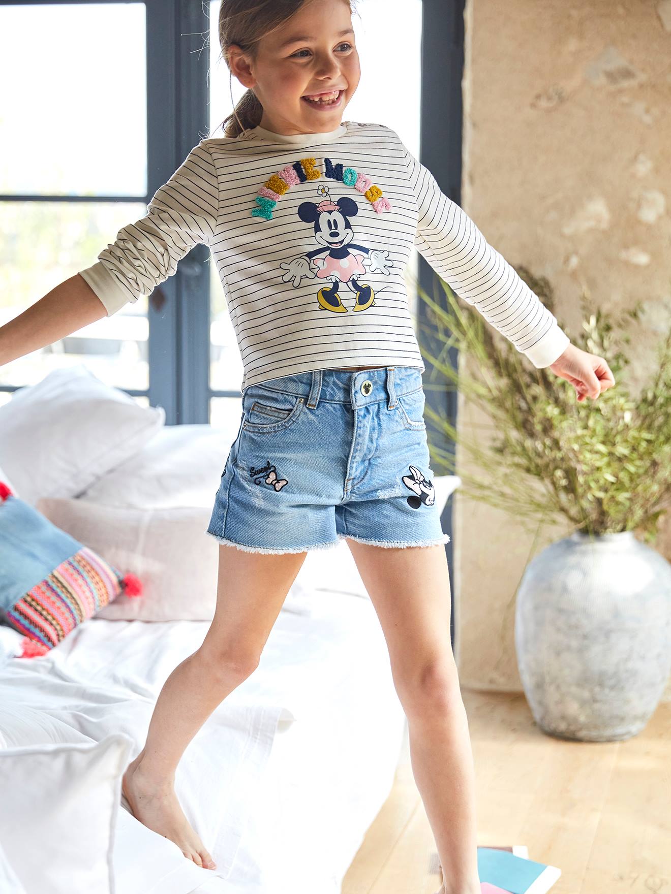 Shorts jeans bordados DS Minnie® em azul claro lavado