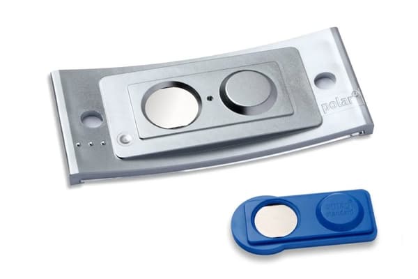 Navneskilt Badgepoint® 70x30 mm, Polar® Medarbejderskiltesæt, skilte med rustfri stålramme, akrylglas og printbare indstik - 10 skilte inkl. 36 indst