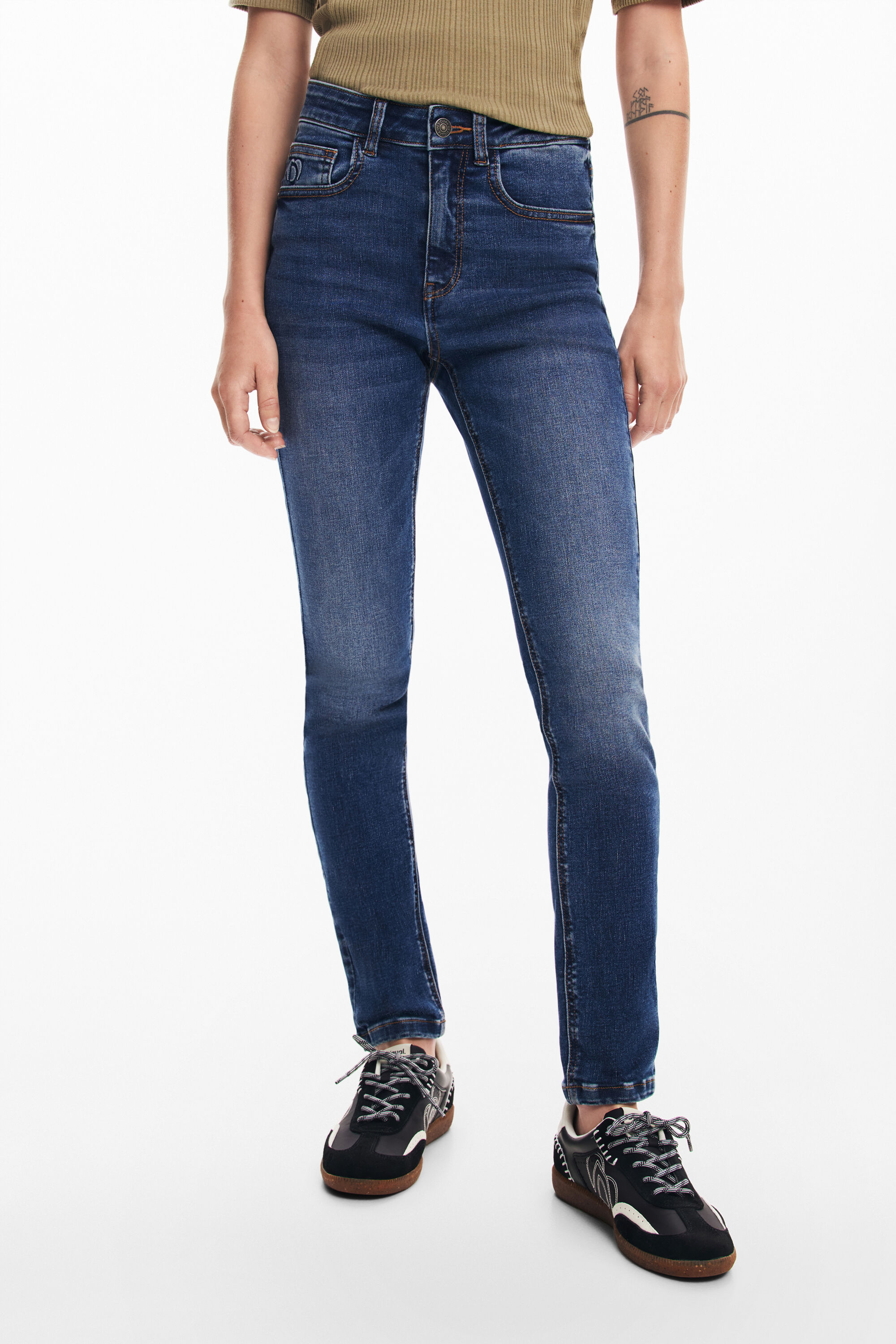 Calça jeans de corte reto com bolsos simples