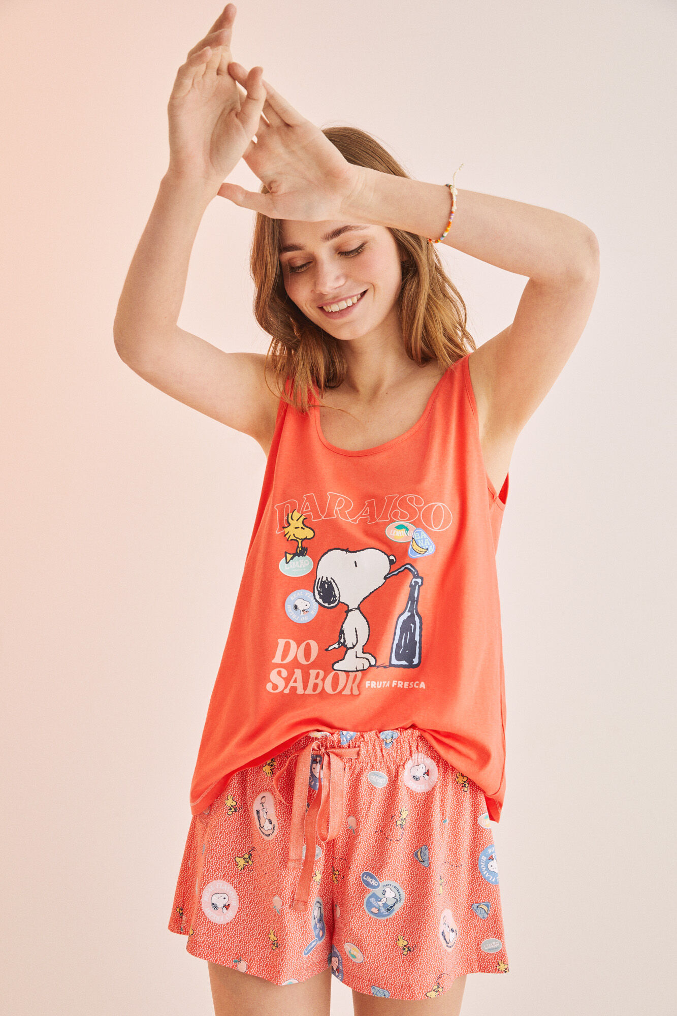 Pijama curto coral do Snoopy com suspensórios, 100% algodão - coral