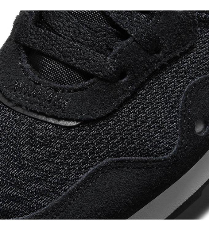 Nike Women Venture Runner Sneakers