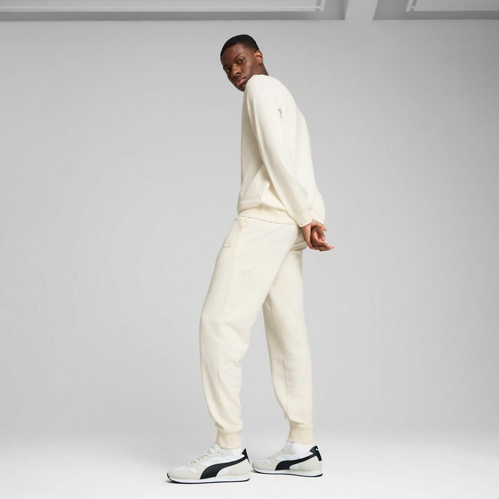 Suéter PUMA com gola redonda e logo quadrado bordado.