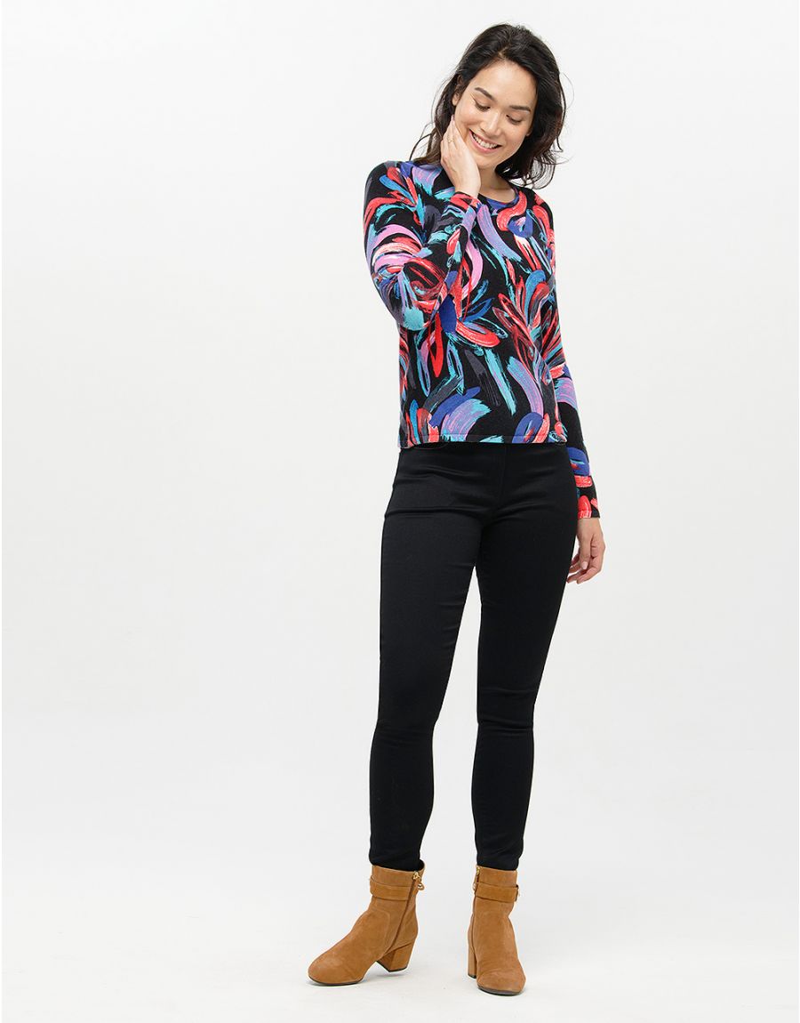 Pull noir rose à motifs