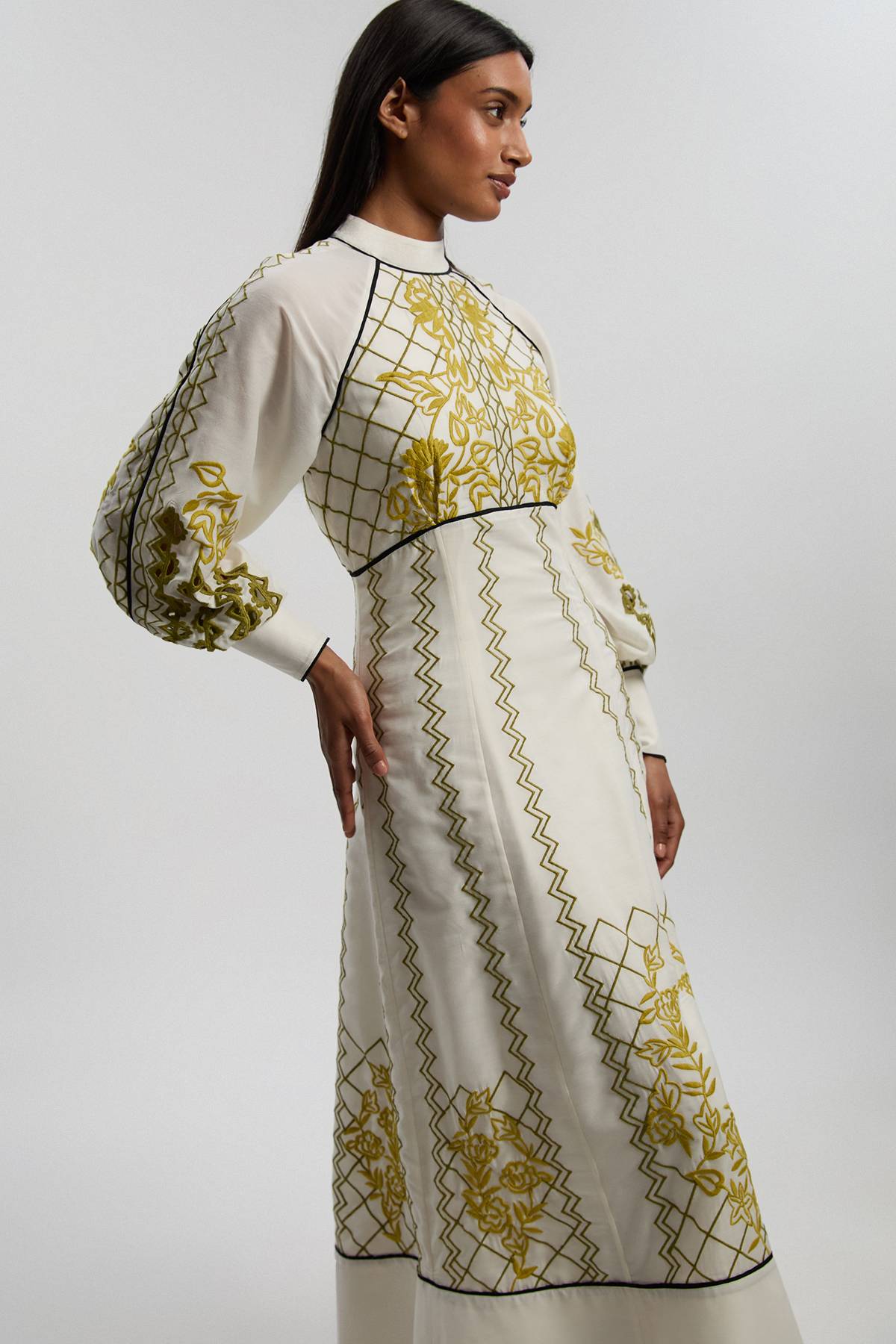KarenMillen Robe Maxi En Voile Brodée Avec Découpes Ajourées Et Manches Ballon Petite Taille