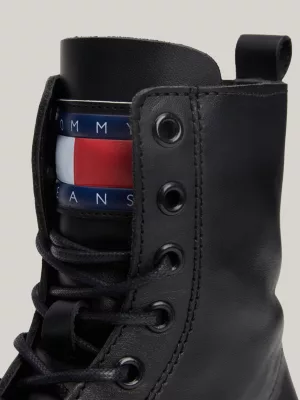 Botas de cano curto com cadarço e travas em couro