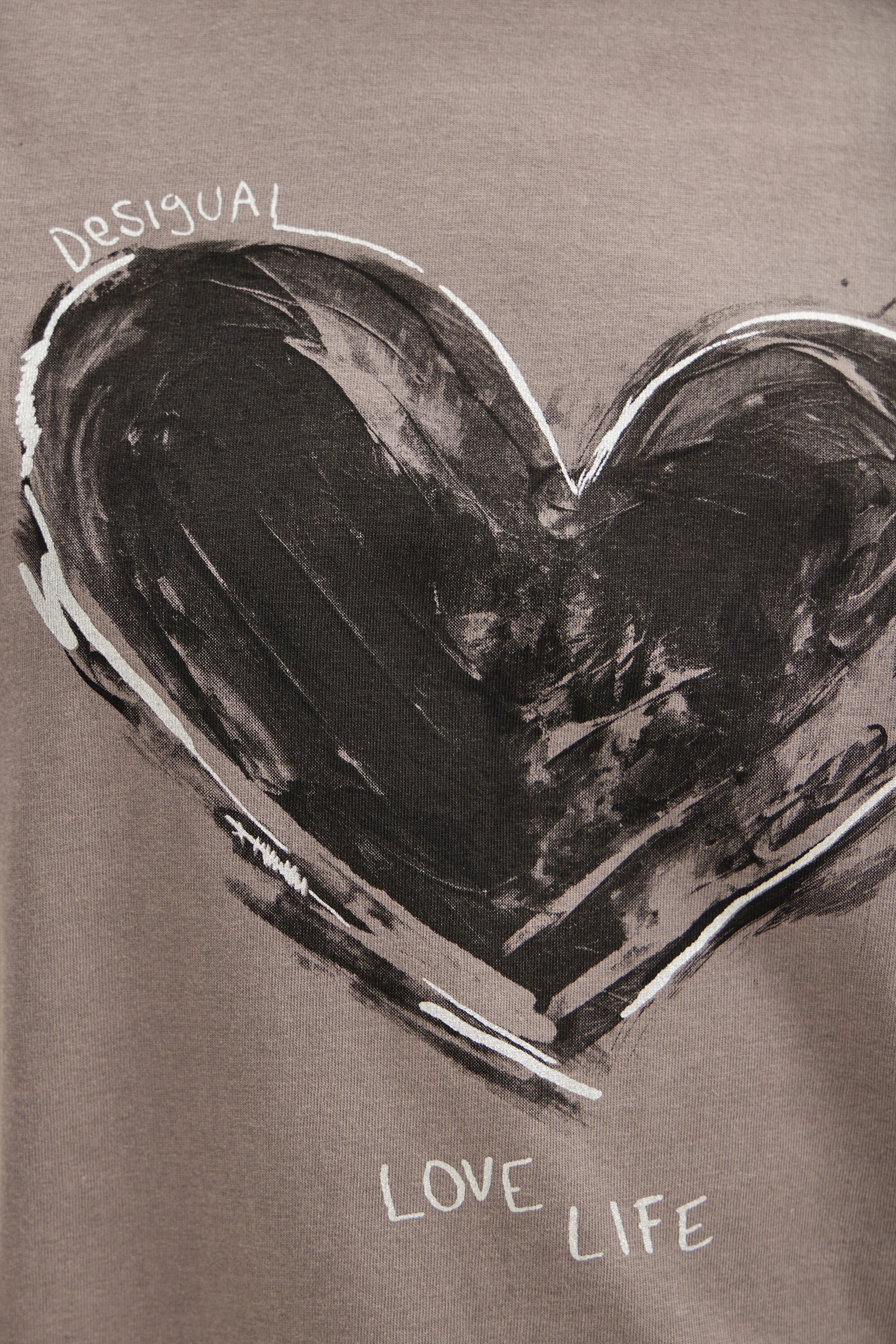 camiseta básica com estampa de coração