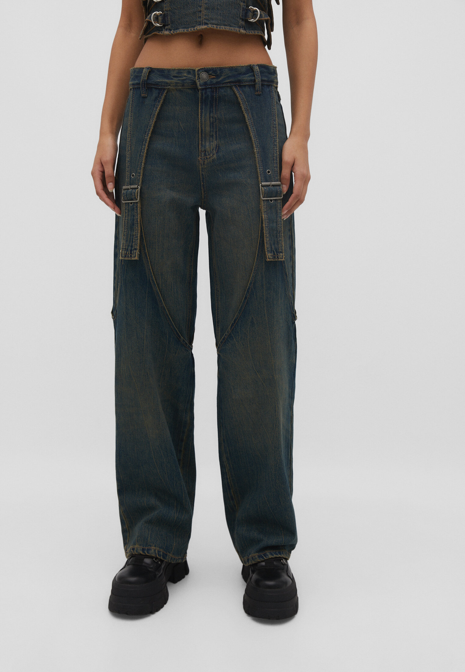Calça jeans de corte reto com fivelas