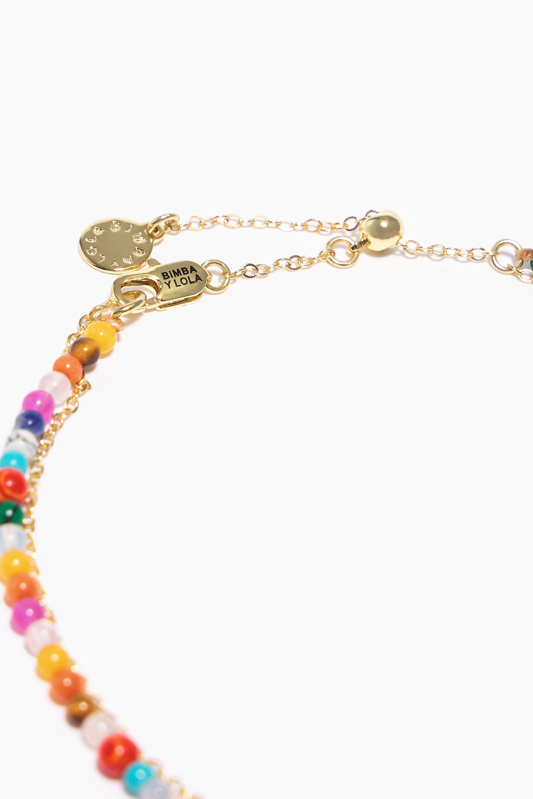 Colar com pedras naturais multicoloridas e corrente.