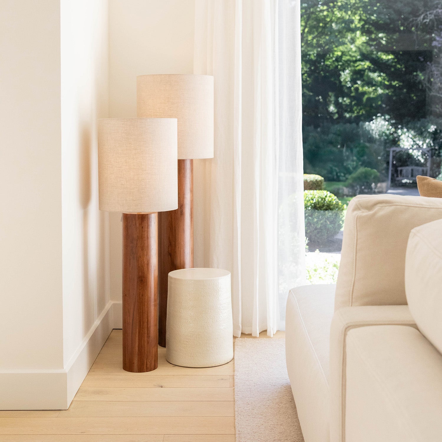 Atmooz Flores L Vloerlamp â Ã35x110cm â Teak â Linnen Kap â E27