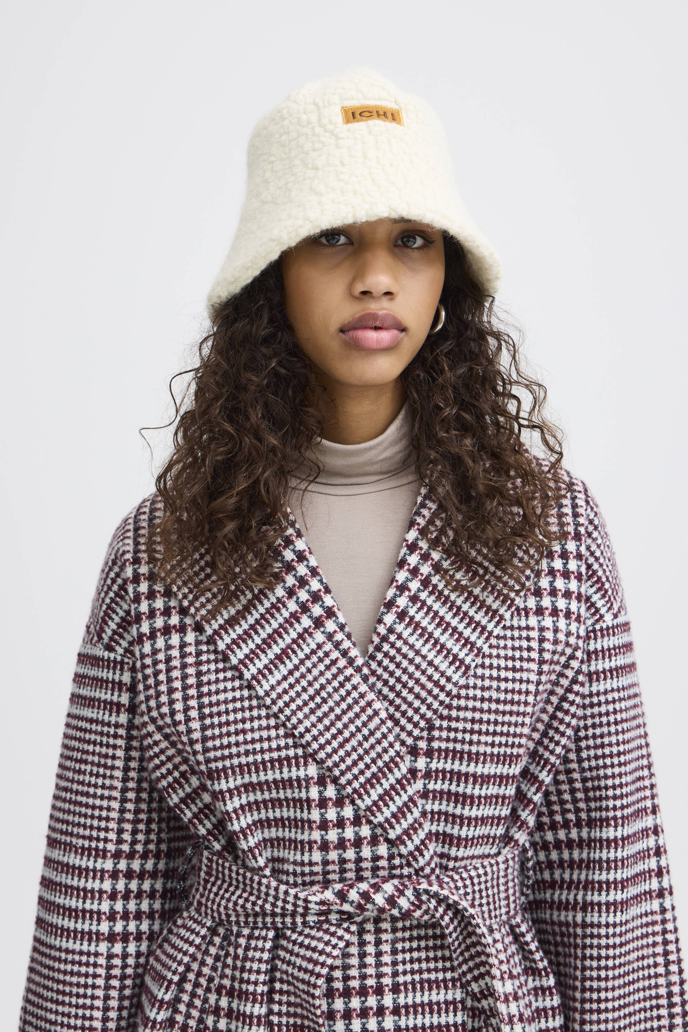 ICHI bucket hat met teddy IAJOVANNI ecru
