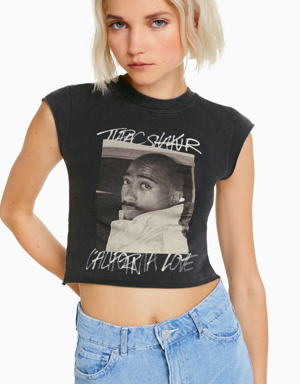 Camiseta cropped sem mangas com estampa do Tupac