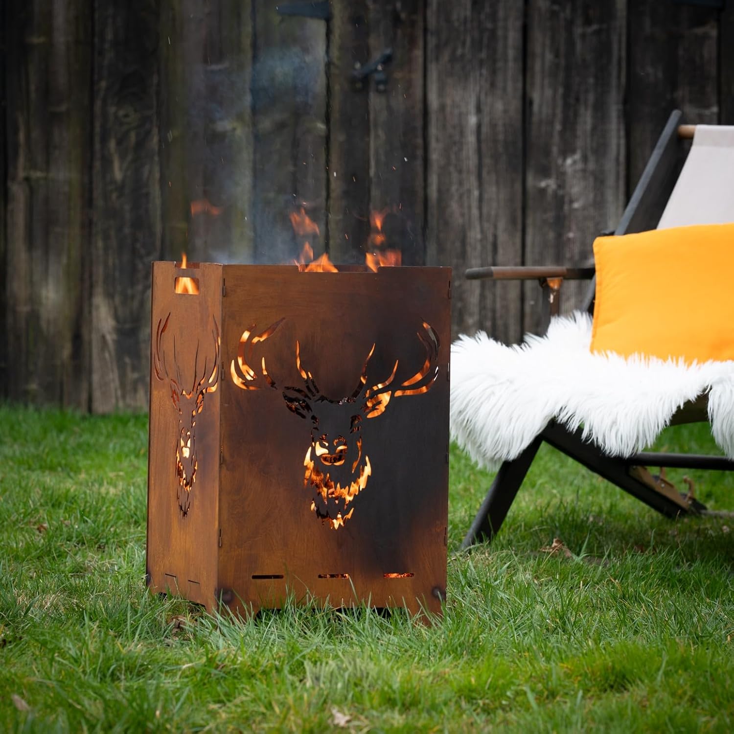 Kapaga - Feuerstelle aus Cortenstahl mit Hirschmotiv –Feuertonne, Faltbarer Outdoor Kamin, 2mm Stahl, Handgefertigt, Feuerkorb, 37x37x58 cm – Ideal für Garten und Terrasse - Rost, Edelrost