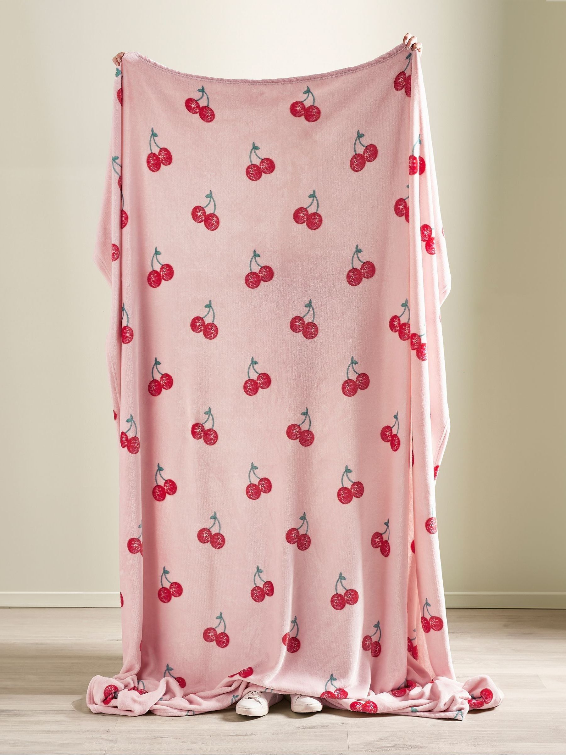 Catherine Lansfield Oversized Disco Cherries Cosy Fleece Deken