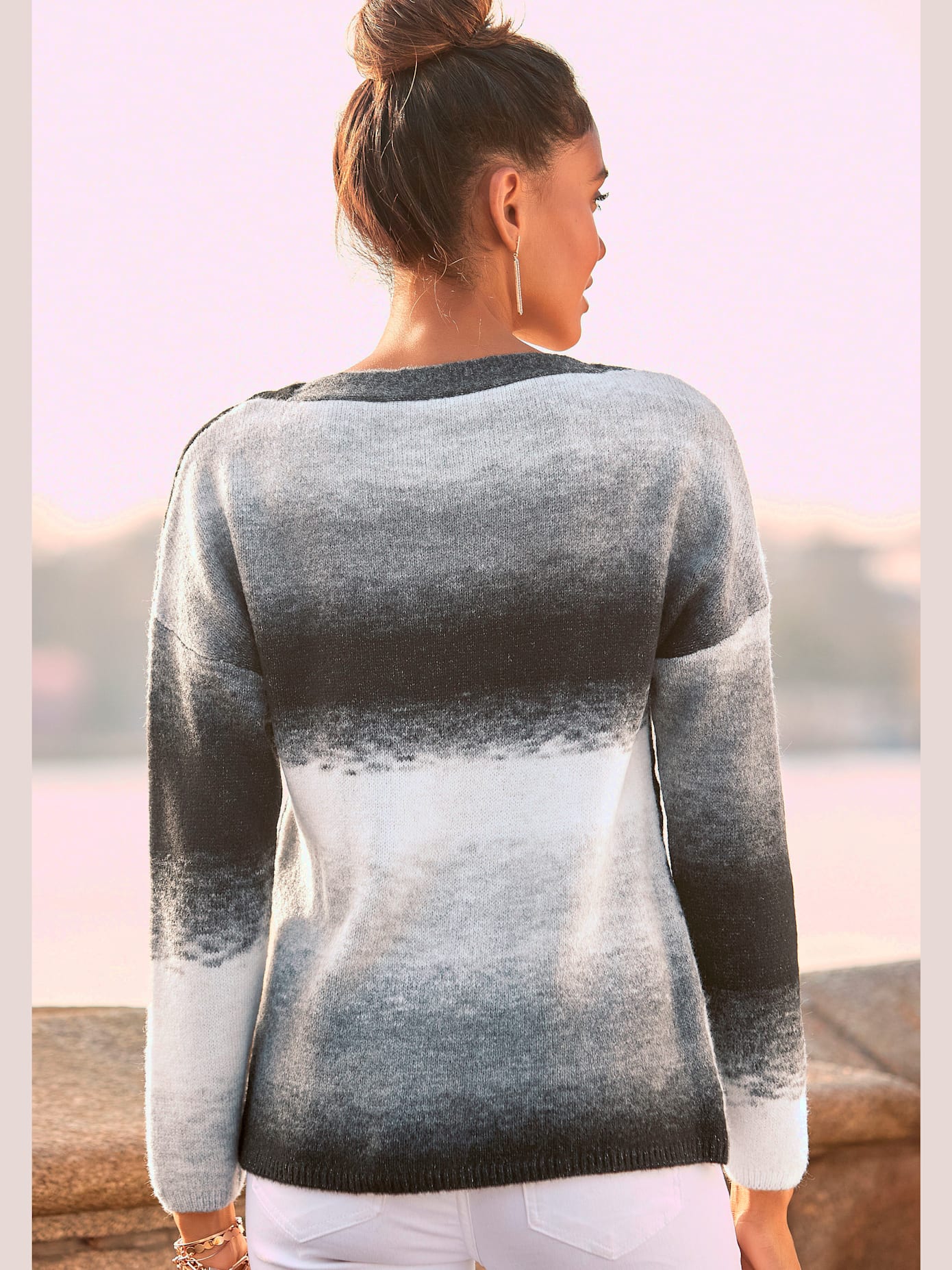 Pull en tricot légère encolure en u