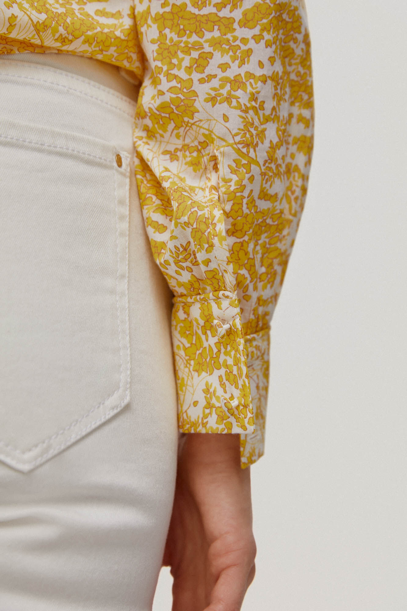 Camisa com estampa floral. - Amarillo