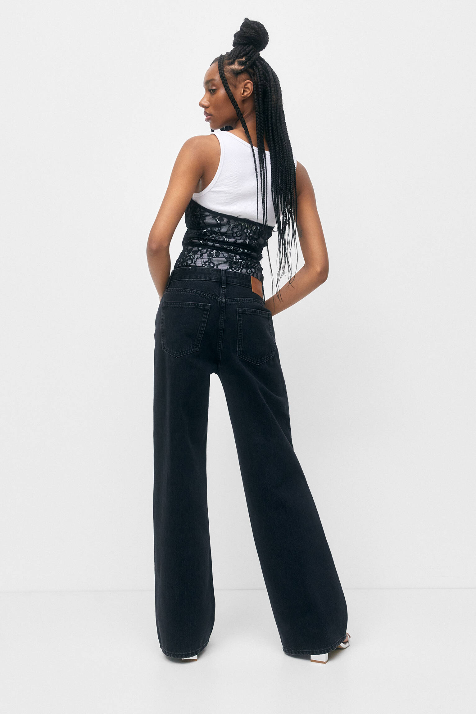 CALÇA JEANS DE CINTURA ALTA E PERNA LARGA - PRETA