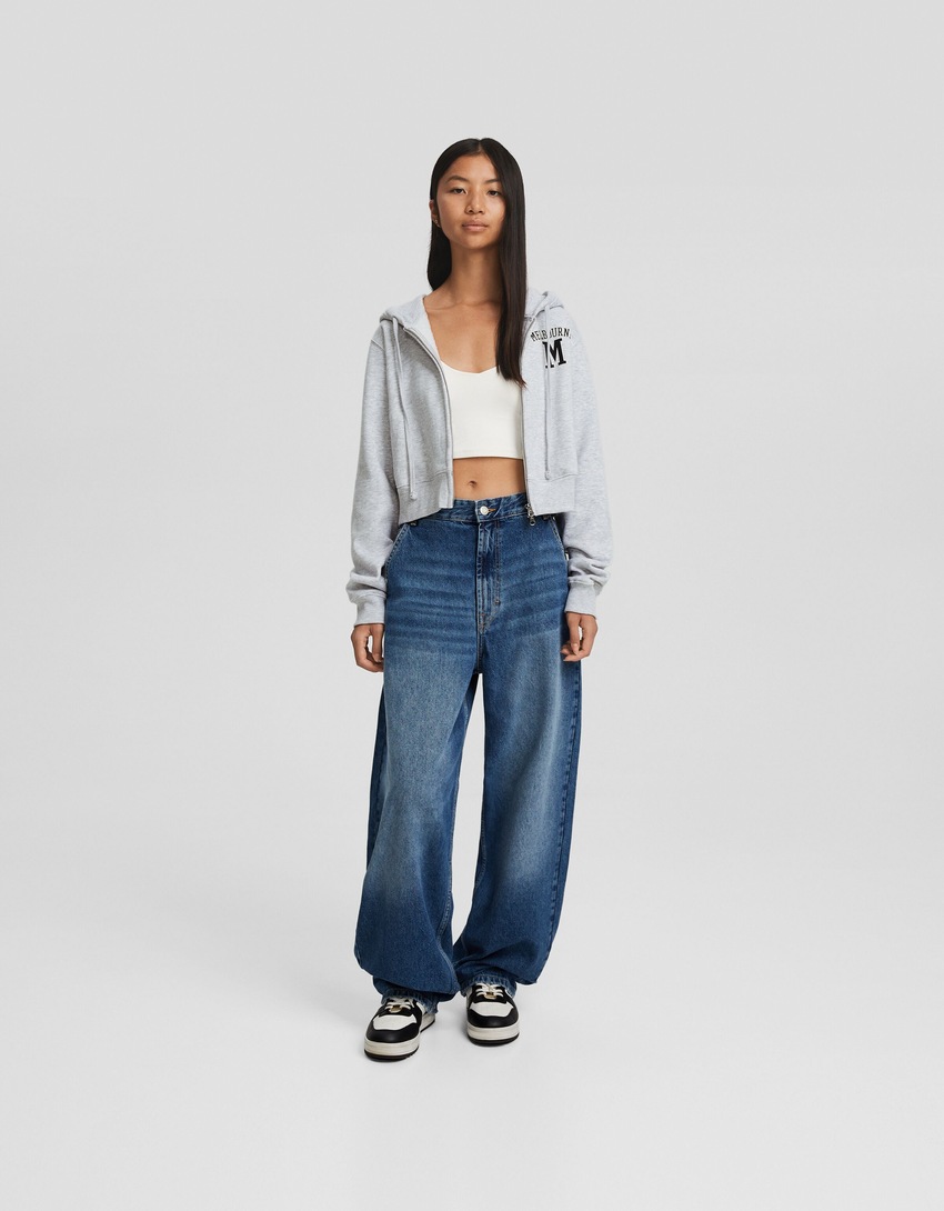 Blusa de moletom cropped com zíper e estampa.