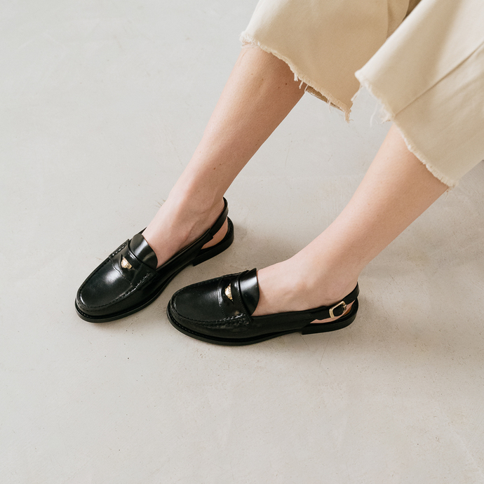 Mocassins slingback et détails dorés  en cuir glacé noir