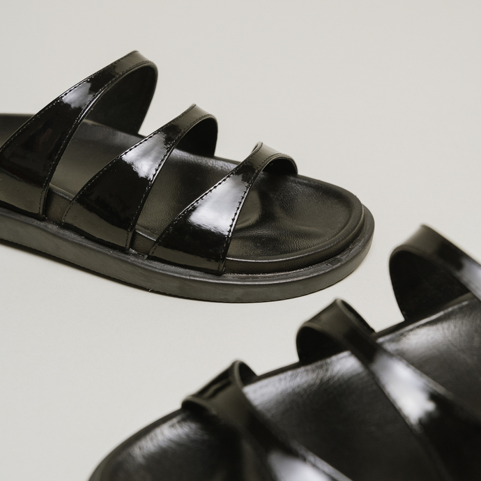Mules à brides  en cuir vernis noir