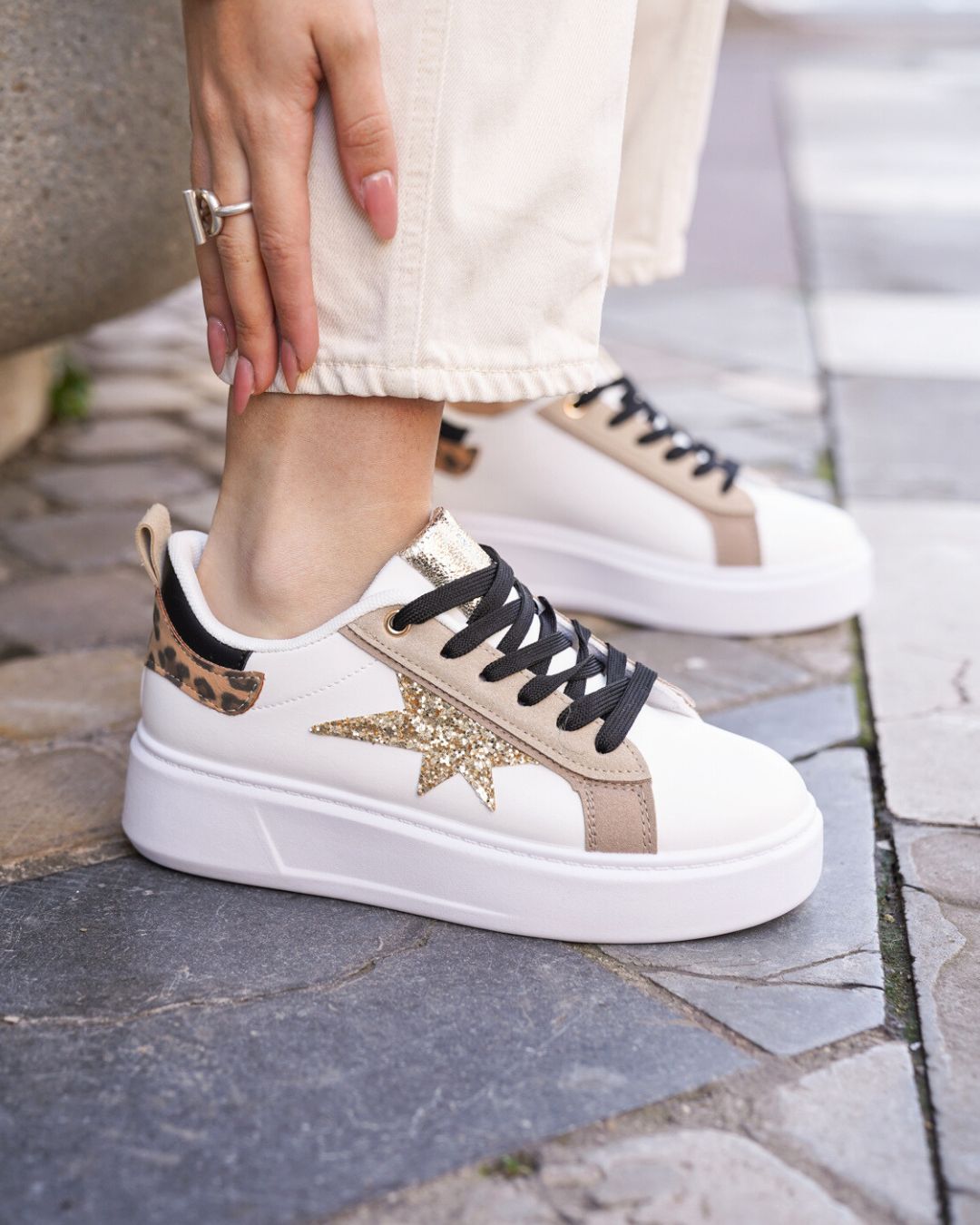 Basket femme blanche noire à lacets étoile - Ombeline