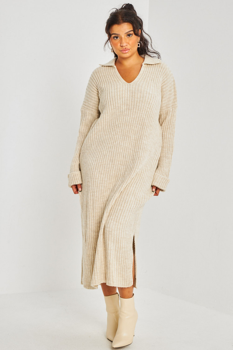 Robe longue beige en maille à col à rabats