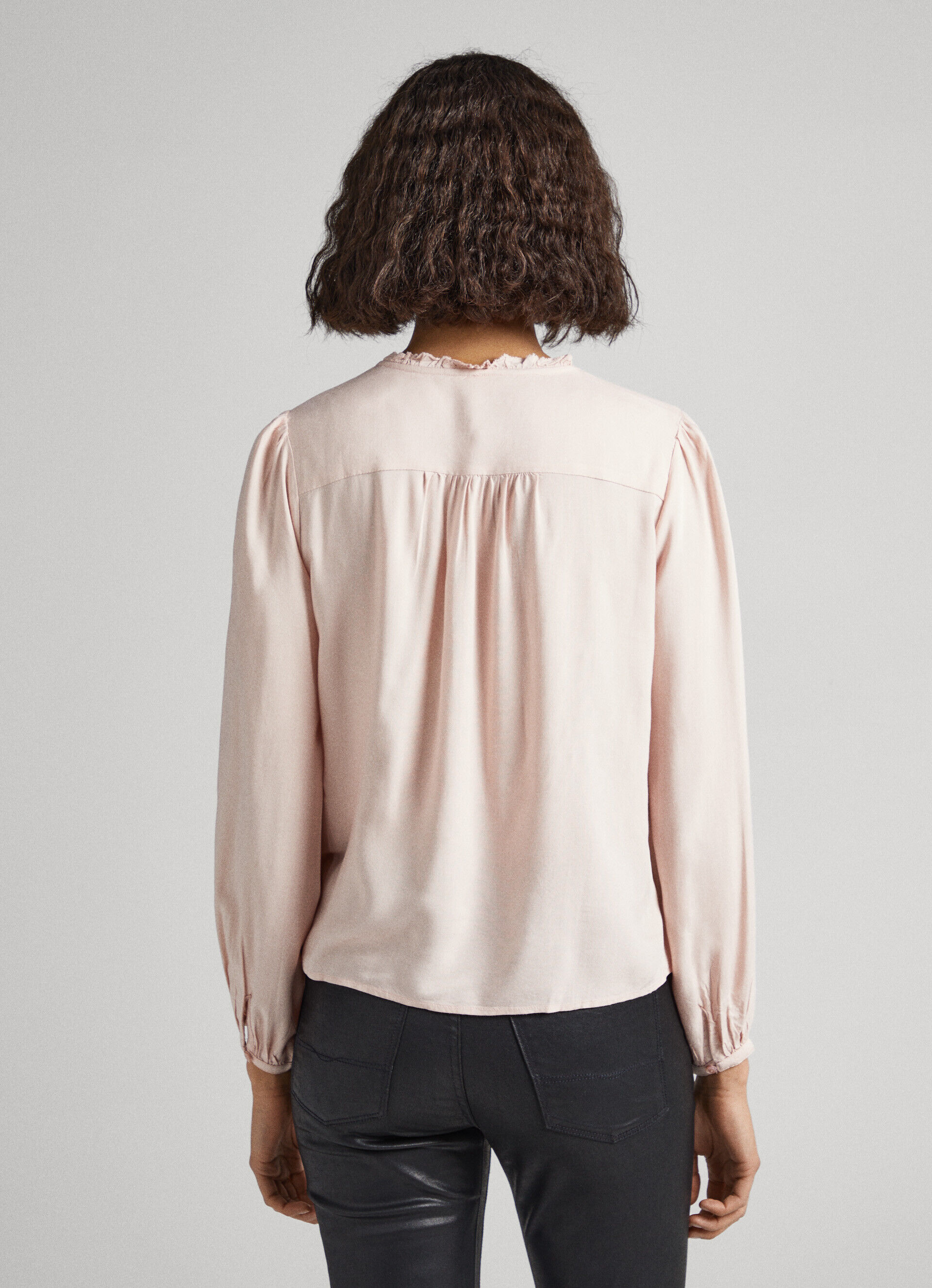 Blusa bordada com corte romântico - rosa acinzentado
