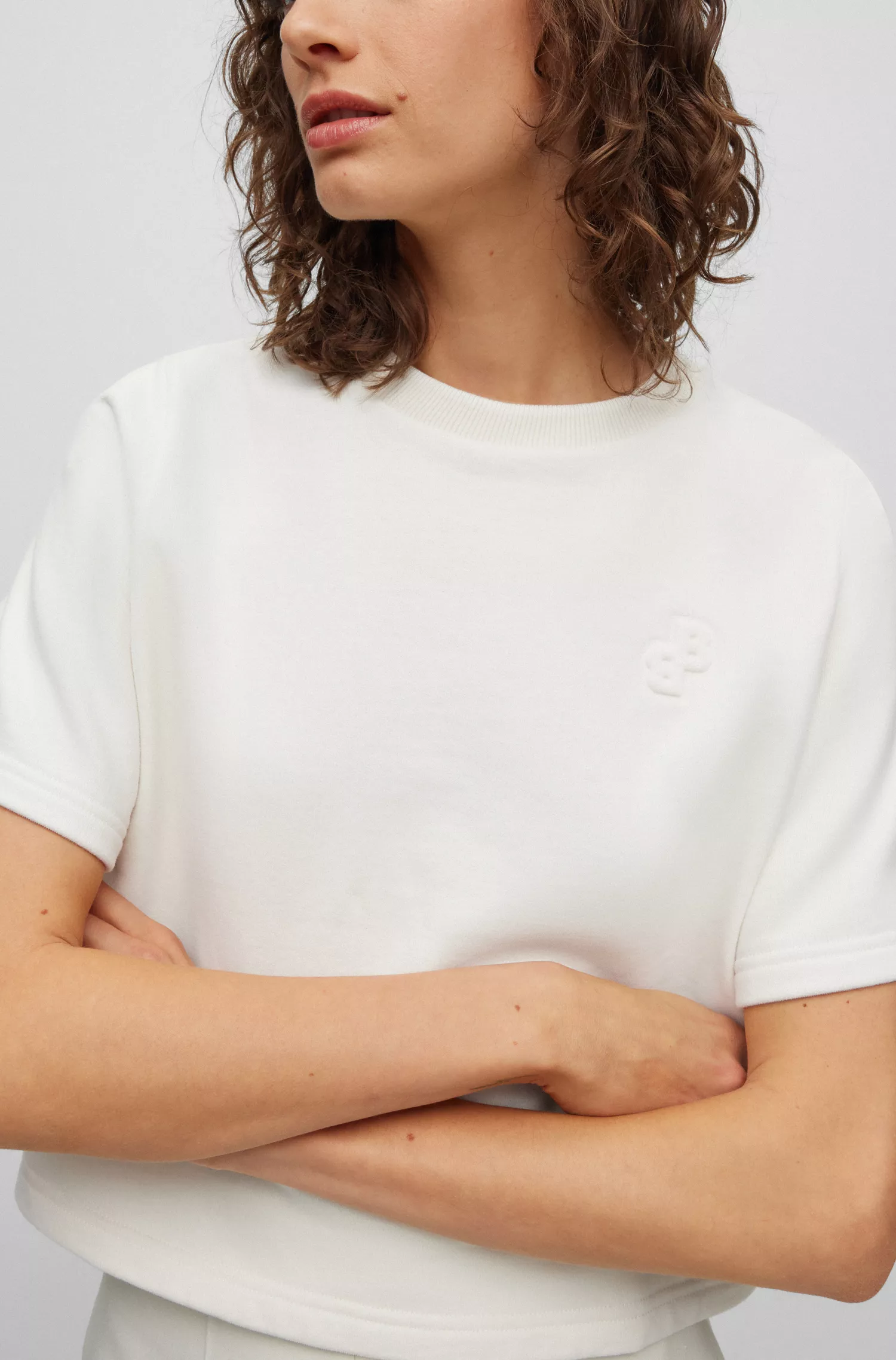 Camiseta cropped preta da BOSS em tecido felpudo francês com monogramas em tom sobre tom.