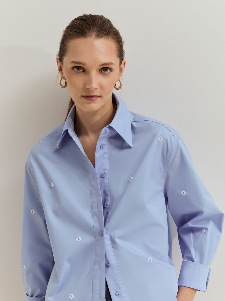 Camisa com flores bordadas em lantejoulas